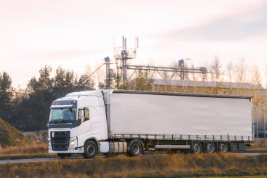 Endüstriyel binaların yakınına giden yük kamyonu