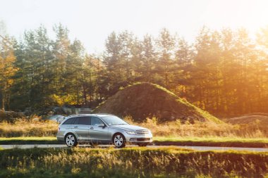 Güneşli bir kır gezisinde lüks bir arazi aracı.