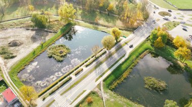 Yakınlarda su birikintileri olan kırsal alan yolu.