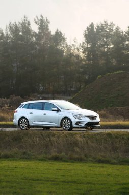 Şık, modern araçlı taşra gezisi.