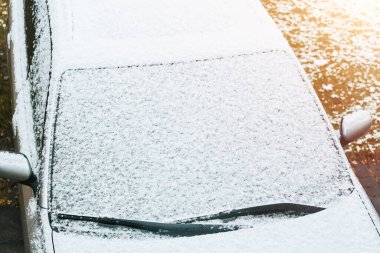 Donmuş araba silecekleri karlı bir sabahta