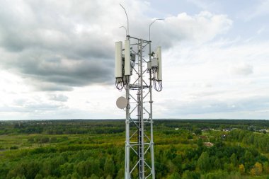 Kırsal bölgedeki cep telefonu ağ vericisi kulesi