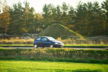 Çimenli yol kenarında çevre dostu bir araç.