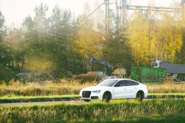 Kırsal yolda beyaz bir spor araba sürüyorum.