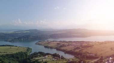 Czorsztyn Gölü yeşil tarlaları ve dağlarıyla hava manzarası