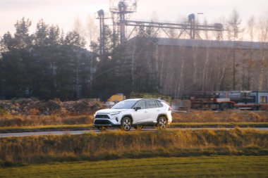 Çevre dostu otomobil dışarıda sürüyor.