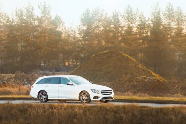 Kırsalda gezen bir spor araba.