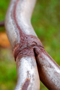 Odaklanan paslı metal parçası