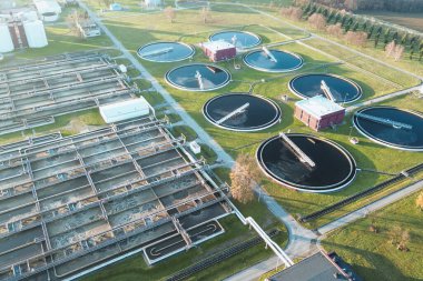 Tortu tankları olan kanalizasyon işleme tesisi