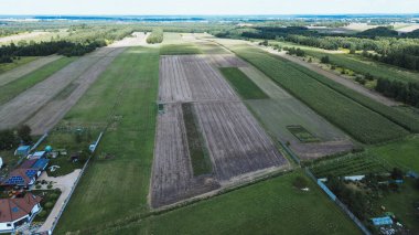 Boş ve hazır toprakları gösteren tarlanın yukarıdan ele geçirilmesi