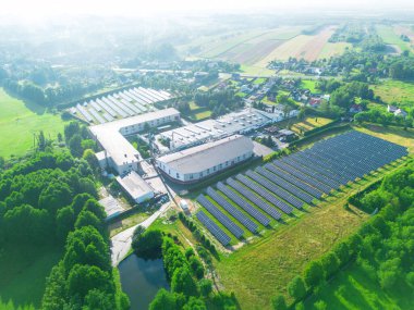 Günbatımında yenilenebilir enerji üretiyor.