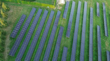 Yeşil araziye kurulmuş güneş enerjisi panelleri.