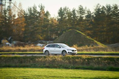 Taşıt kırsal bölgeyi geçiyor