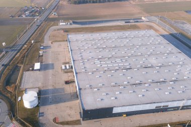 Hava görüntüleme deposu ve kamyonlar endüstriyel alan