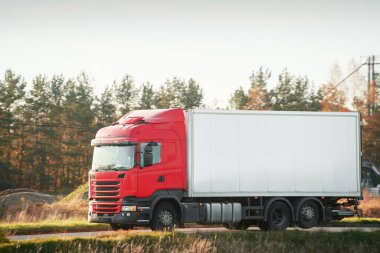 Asfalt yolda kırsal nakliye kamyonu