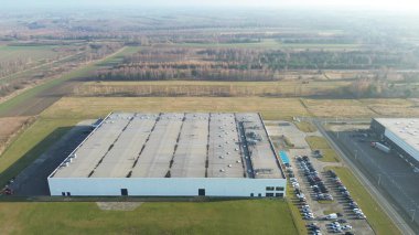 Hava görüntüleme deposu ve kamyonlar endüstriyel alan