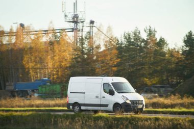 Ticari araç kırsalda hareket ediyor.