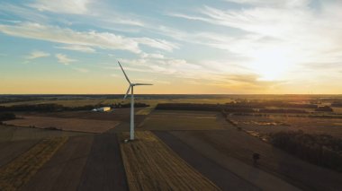 Kırsal bölgede rüzgar türbini yakın plan