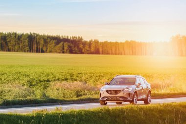 Resimli bir köy yolunda yeni bir arazi aracı.