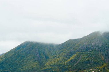 Görkemli kayalık dağ zirveleri berrak bir gökyüzünün altında