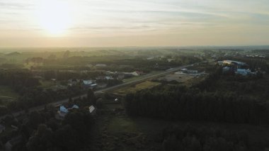 Sonbahar ormanı sabah sisiyle kaplandı.