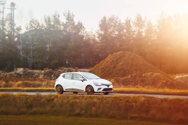 Kırsal alanda hatchback aracı