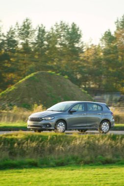 Kentsel kompakt araba doğada açık havada sürüyor.