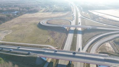 Döngü çıkış rampası olan yüksek hızlı yol kavşağı hava görünümünü bozar