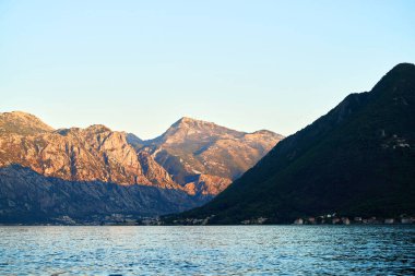 Bulutlu dağ manzaralı Kotor Körfezi