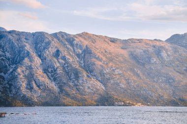 Huzurlu dağ gölünün üzerinde akşam ışığı