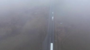 Genel bakış açısı sisli tarlalarda boş yol