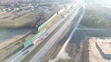 Otoyol üst geçitler ve yollar ile hava görüntüsünü değiştir