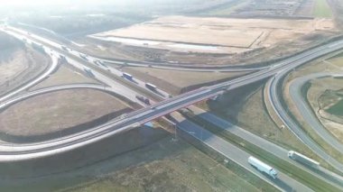 Aracı ve kamyonları olan İHA görüşlü otoyol üstgeçidi