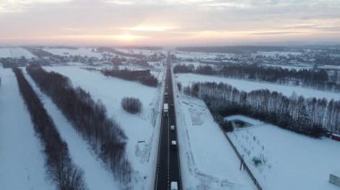 Donmuş tarlalar ve günbatımı ile kış havası