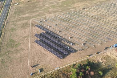 Yeşil enerji güneş çiftliği üretimi açık havada