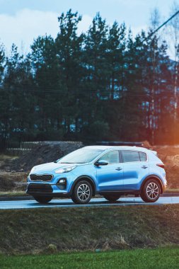 Gösterişli modern kesişen araba asfalt yolda hızlanır