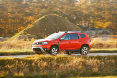 Taşrada güneşli bir günde araba sürüyor.