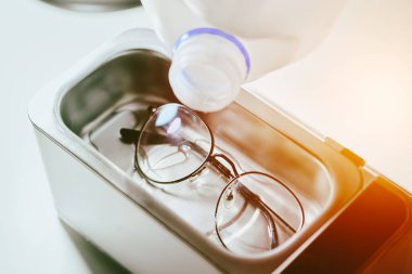 Yuvarlak camlar ultrasonik temizlik ünitesine batırılmış.