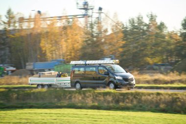 Kamyon çekicisi dışarıda hareket halinde.