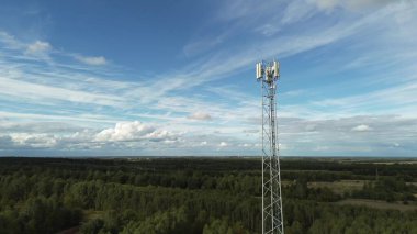 Sakin bir kır manzaralı Telekom anten kulesi.