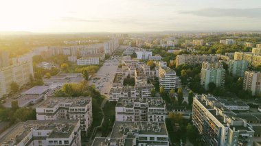 Şehir konutlarının ve modern konut binalarının insansız hava aracı görüntüsü