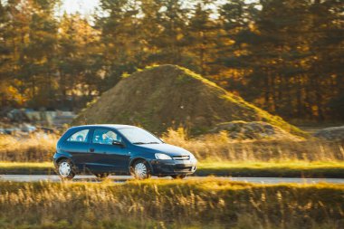 Araba kırsal alanda seyahat ediyor.