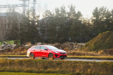 Kırsalda elektrikli araba sürüyor