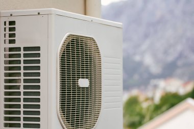 Isı pompası düşük enerjili evin dışına kurulmuş
