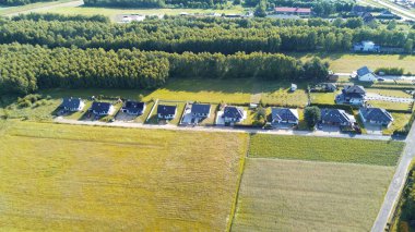 Geniş evleri ve yeşil çimenleri olan lüks bir banliyö mahallesi