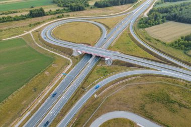 Kırsal Avrupa 'da ana rotaları birbirine bağlayan otoyol kavşağı