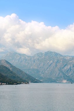 Bereketli dağlarla çevrili dingin göl