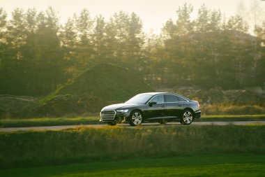 Sakin caddede üst sınıf bir coupe.