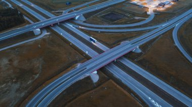 Çoklu şeritli otoyol kavşağının genel görünümü