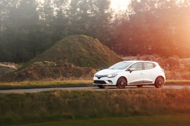 Manzaralı kır gezisinde modern araba